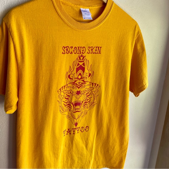 Second Skin Tattoo Parlor Graphic Tshirt. Gold Shirt w/ Red Tiger. Size Medium - Picture 12 of 14